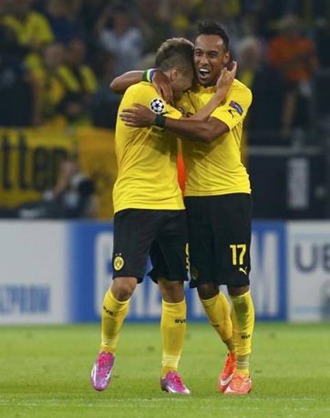 Ancora festeggiamenti per Ciro: è il turno di Pierre-Emerick Aubameyang, che segnerà nella seconda frazione il gol del 2-0 per il Borussia Dortmund (Reuters)
